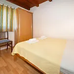 Apartman Lidija In A Quiet Area